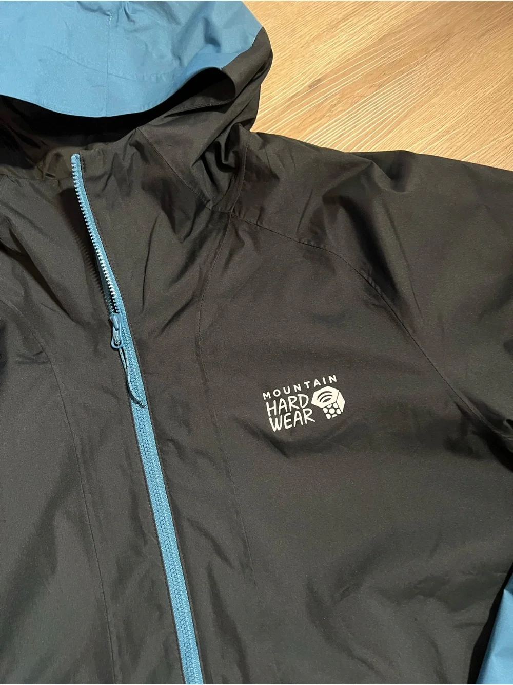 Mountain Hardwear Black and Blue Hooded Windbreaker Anorak